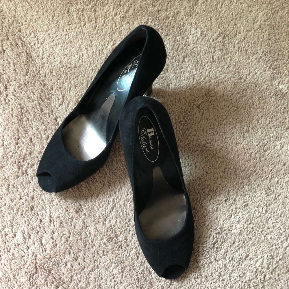 Black suede pump, never worn!